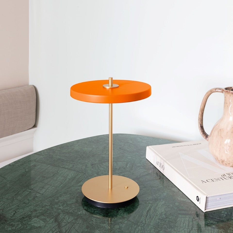 Moderne Asteria Move Tischleuchte in sanftem Orange, perfekt für gemütliche Beleuchtung und stilvolle Akzente in Ihrem Zuhause.