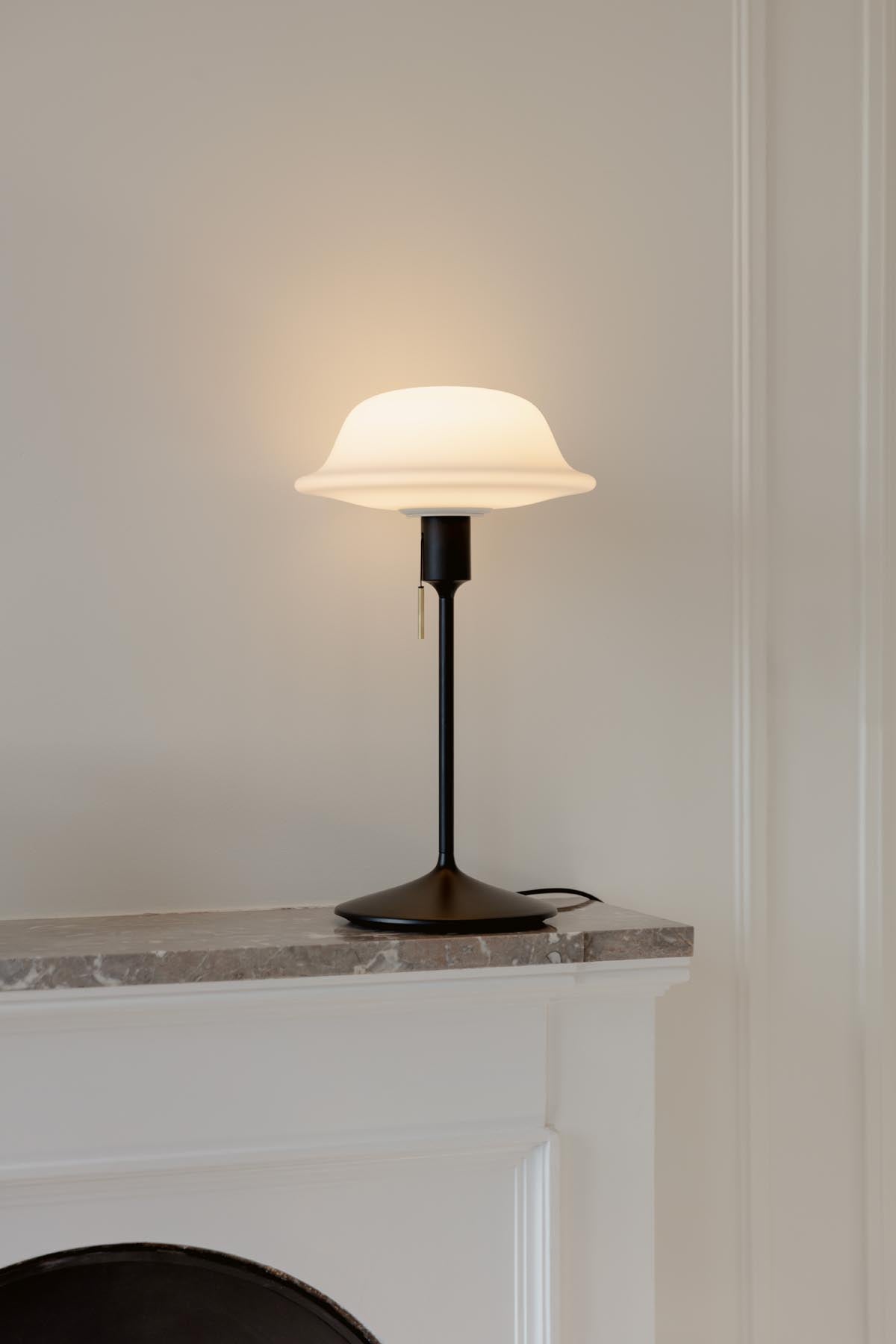 Stilvolle Butler Tisch- und Stehleuchte von Umage, perfekt für gemütliche Akzente in jedem modernen Zuhause.