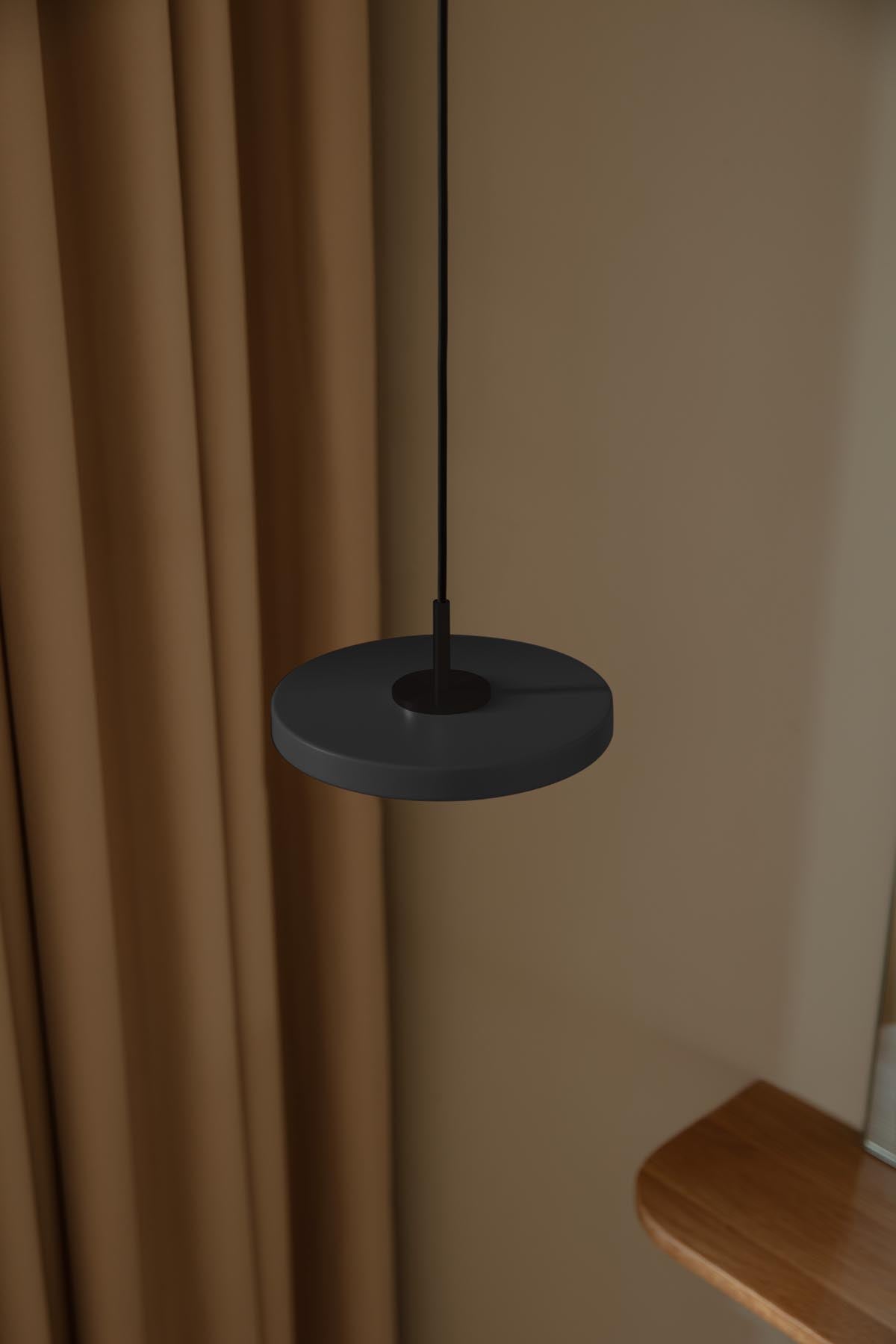 Moderne Asteria Micro Pendelleuchte in edlem Anthrazit, perfekt für stilvolle Akzente und stimmungsvolle Beleuchtung in jedem Raum.