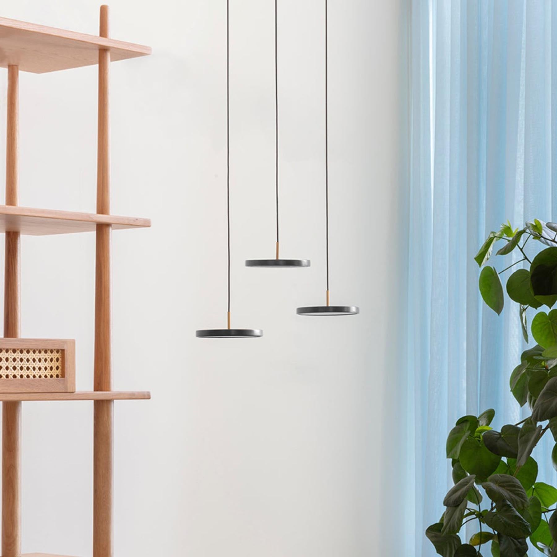 Elegante Asteria Micro Pendelleuchte in Anthrazitgrau, ideal für stilvolle Innenräume, präsentiert in modernem Ambiente.