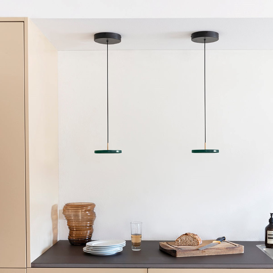 Elegante Asteria Micro Pendelleuchte in Forest Green, ideal für stilvolle Akzente in modernen Wohnräumen.