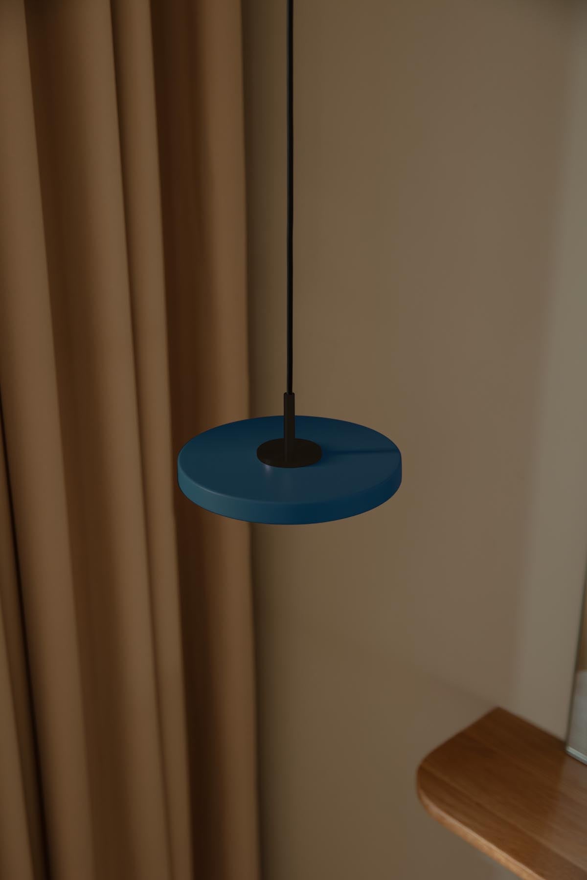 Moderne Asteria Micro Pendelleuchte in stilvollem Petrol Blue, perfekt für kreative Raumgestaltungen und gemütliche Lichtakzente.