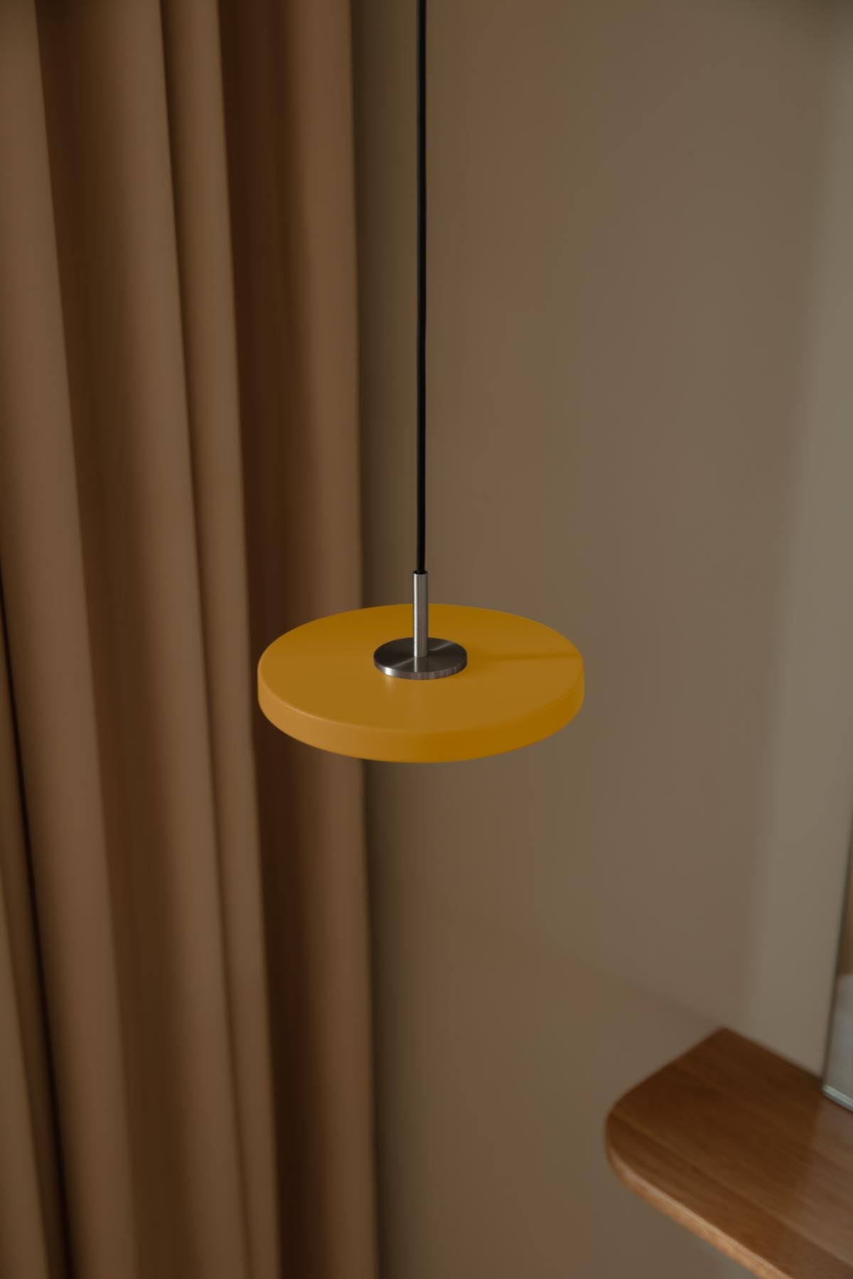 Moderne Asteria Micro Pendelleuchte in Saffron Yellow, perfekt für stilvolle Akzente und gemütliche Atmosphäre in Wohnräumen.