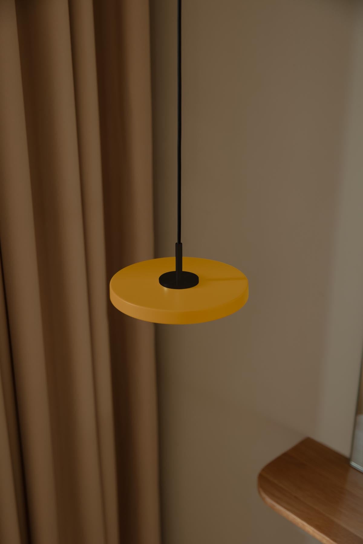 Elegante Asteria Micro Pendelleuchte in Saffron Yellow, ideal für kreative Lichtgestaltung und einladende Raumatmosphäre.