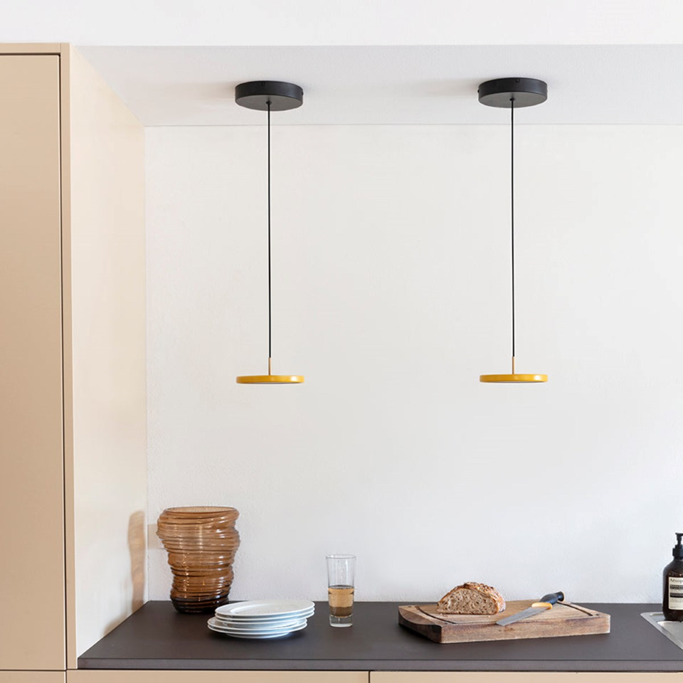 Elegante Asteria Micro Pendelleuchte in Saffron Yellow, ideal für stilvolle Akzente in modernen Wohnräumen.