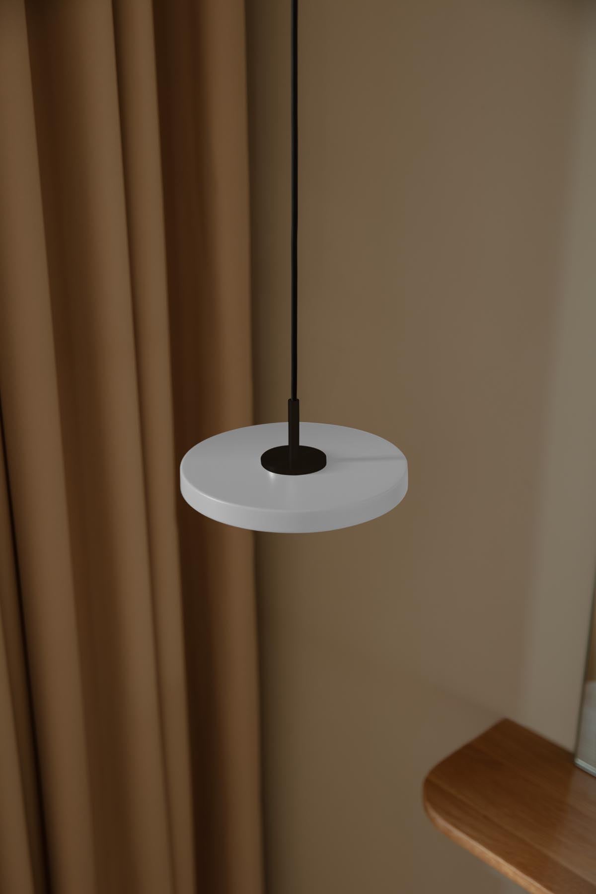 Elegante Asteria Micro Pendelleuchte in sanftem Mist, ideal für stilvolle Beleuchtung und kreative Innenraumgestaltung.