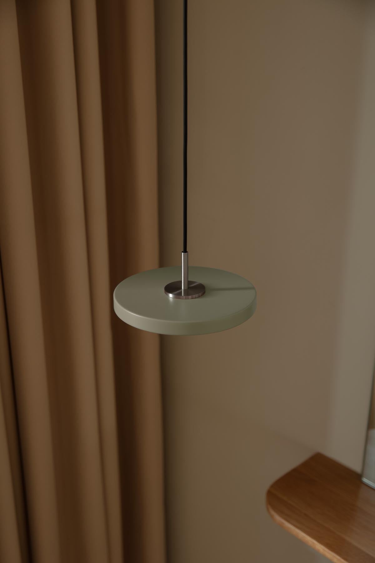 Stilvolle Asteria Micro Pendelleuchte in Olivgrün, perfekt für moderne Wohnräume und sorgt für einladendes Lichtdesign.