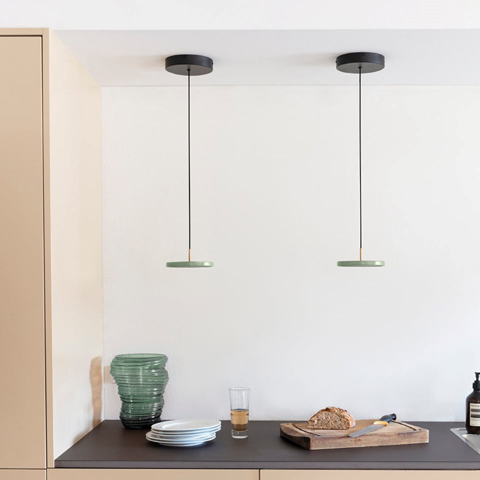 Elegante Asteria Micro Pendelleuchte in Olivgrün, ideal für stilvolle Akzente in modernen Wohnräumen.