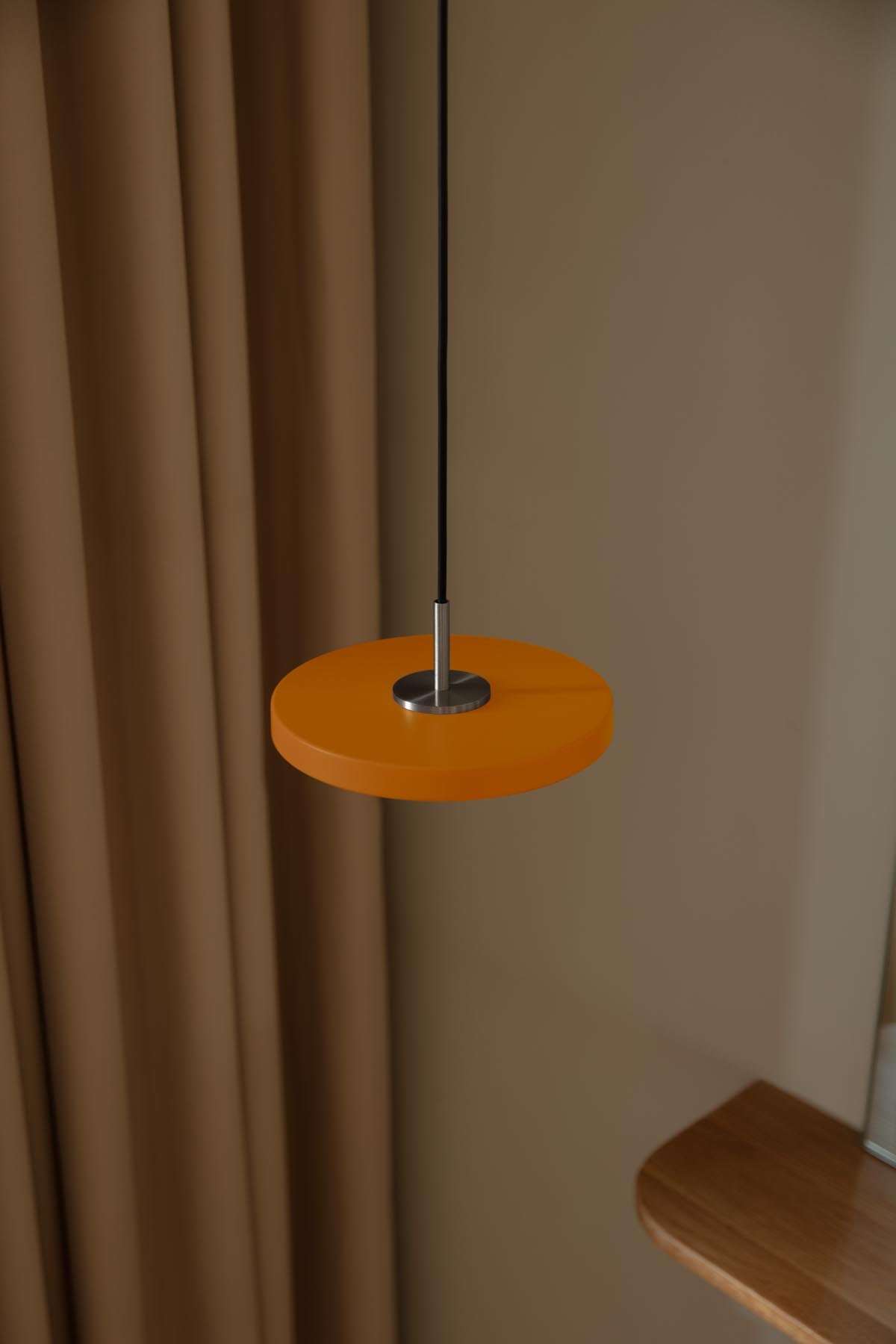 Moderne Asteria Micro Pendelleuchte in sanftem Orange, perfekt für stilvolle Beleuchtung und gemütliche Atmosphäre in jedem Raum.