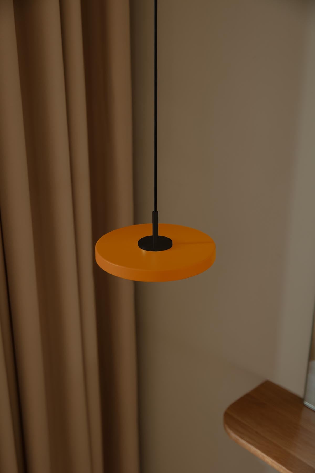 Elegante Asteria Micro Pendelleuchte in strahlendem Orange, ideal für kreative Akzente und gemütliche Atmosphäre in jedem Raum.
