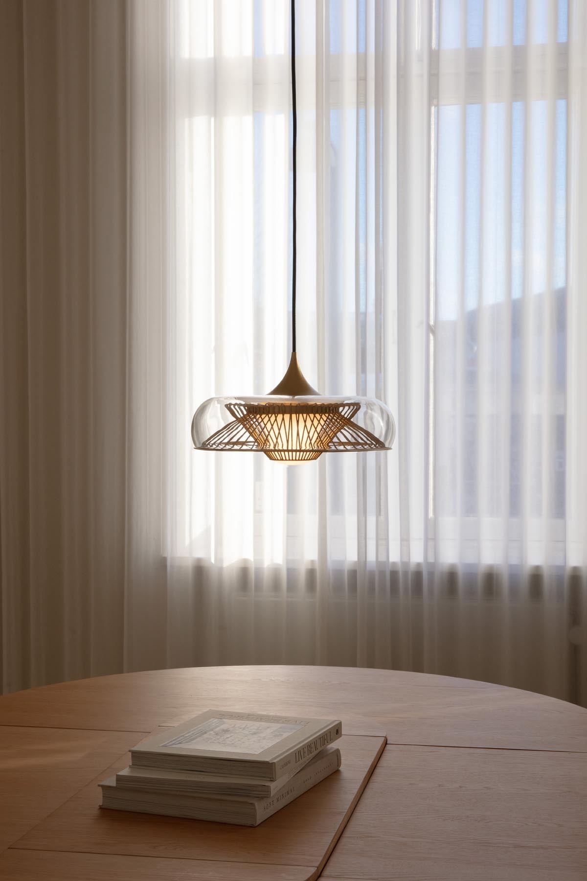 Eleganter Chordis Lampenschirm von Umage in edlem Messing, ideal für stilvolle Beleuchtung und moderne Wohnräume.