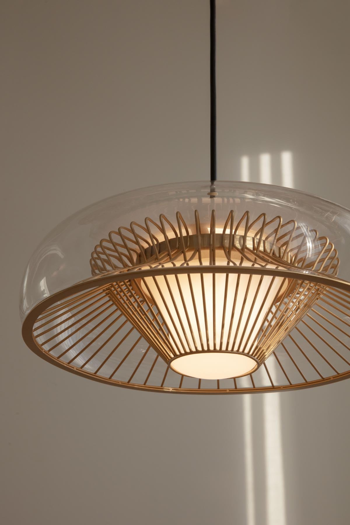 Eleganter Chordis Lampenschirm von Umage aus edlem Messing, ideal für stimmungsvolle Beleuchtung und modernes Wohnambiente.