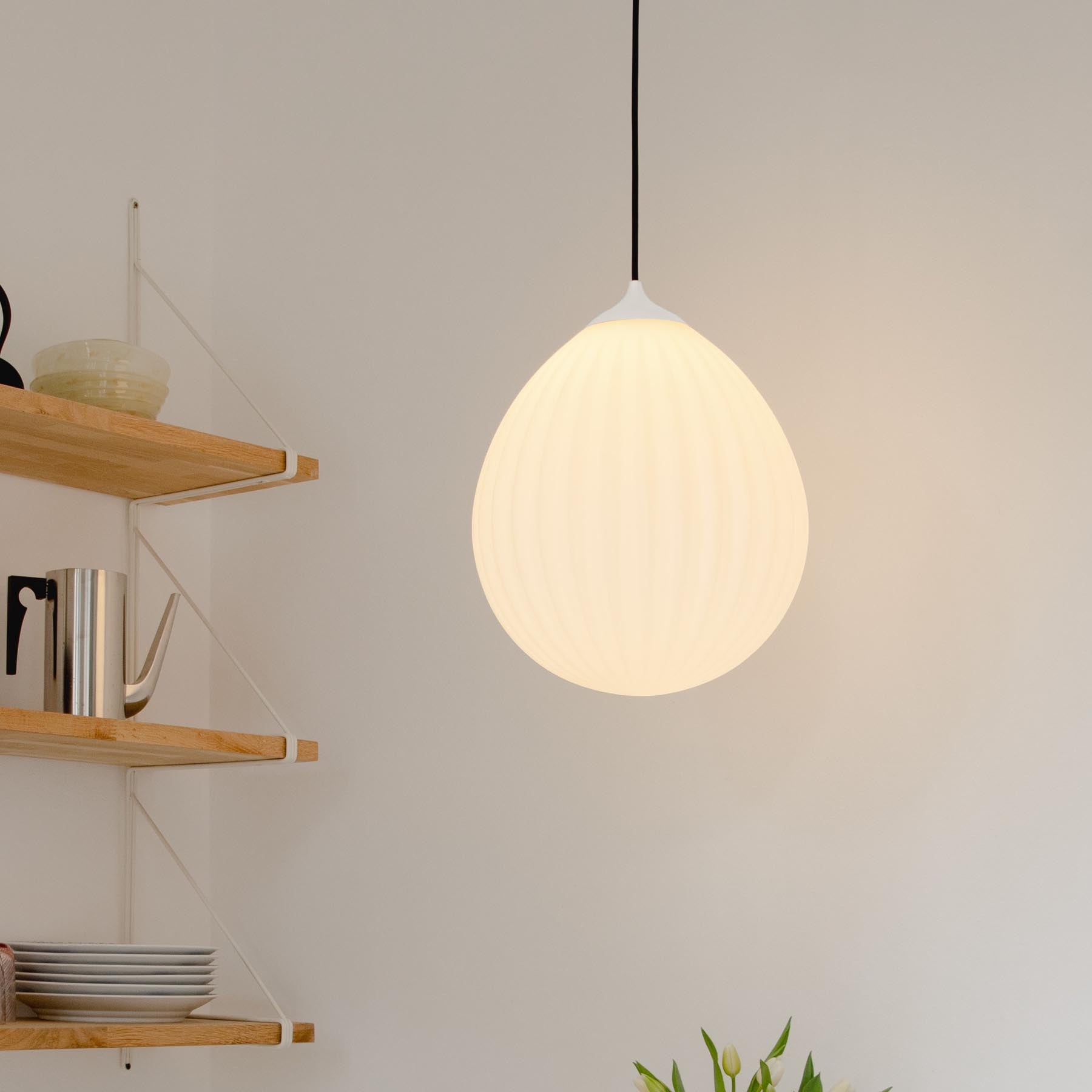 Stilvoller Umage Lampenschirm "Around the World" mit einzigartigem, kunstvollem Design, ideal für eine gemütliche Atmosphäre.