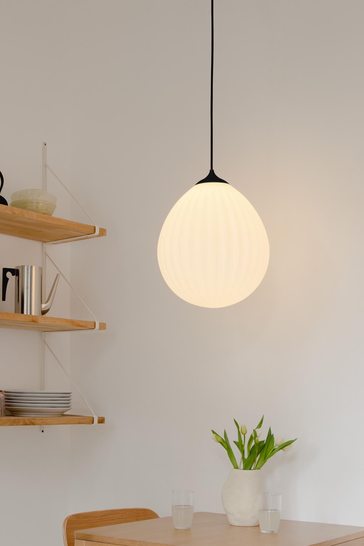 Eleganter Lampenschirm "Around the World" von Umage, inspiriert von globalen Formen, perfekt für eine gemütliche Atmosphäre.