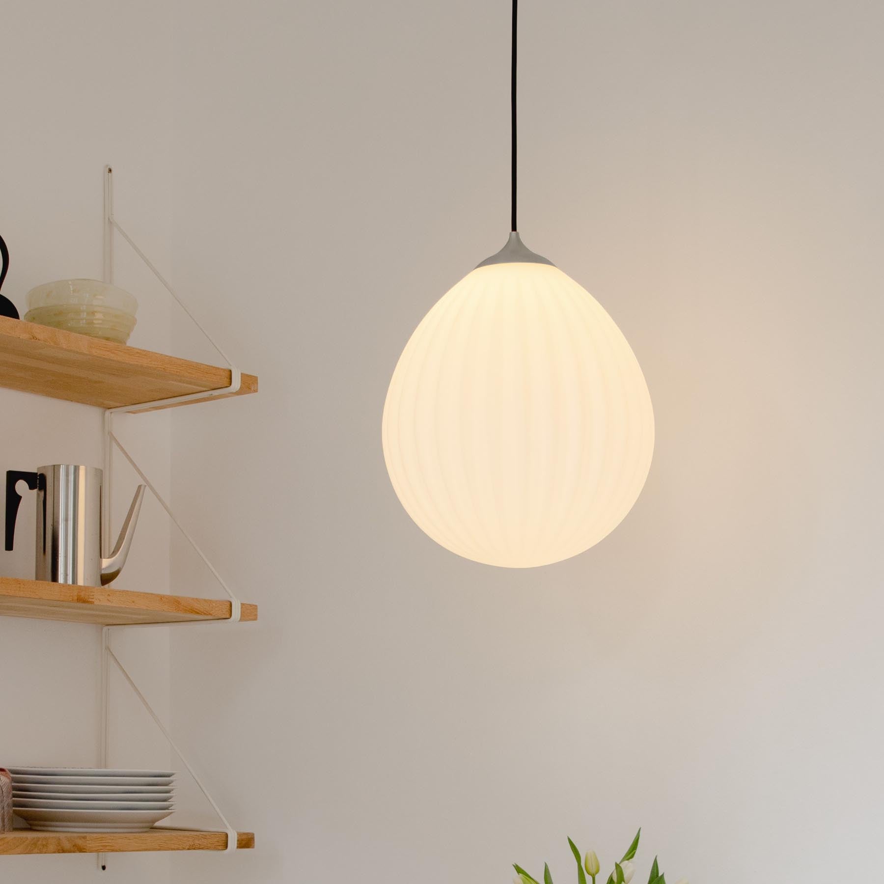 Stilvoller Umage Lampenschirm "Around the World", der durch sein einzigartiges Design eine warme und einladende Lichtstimmung schafft.