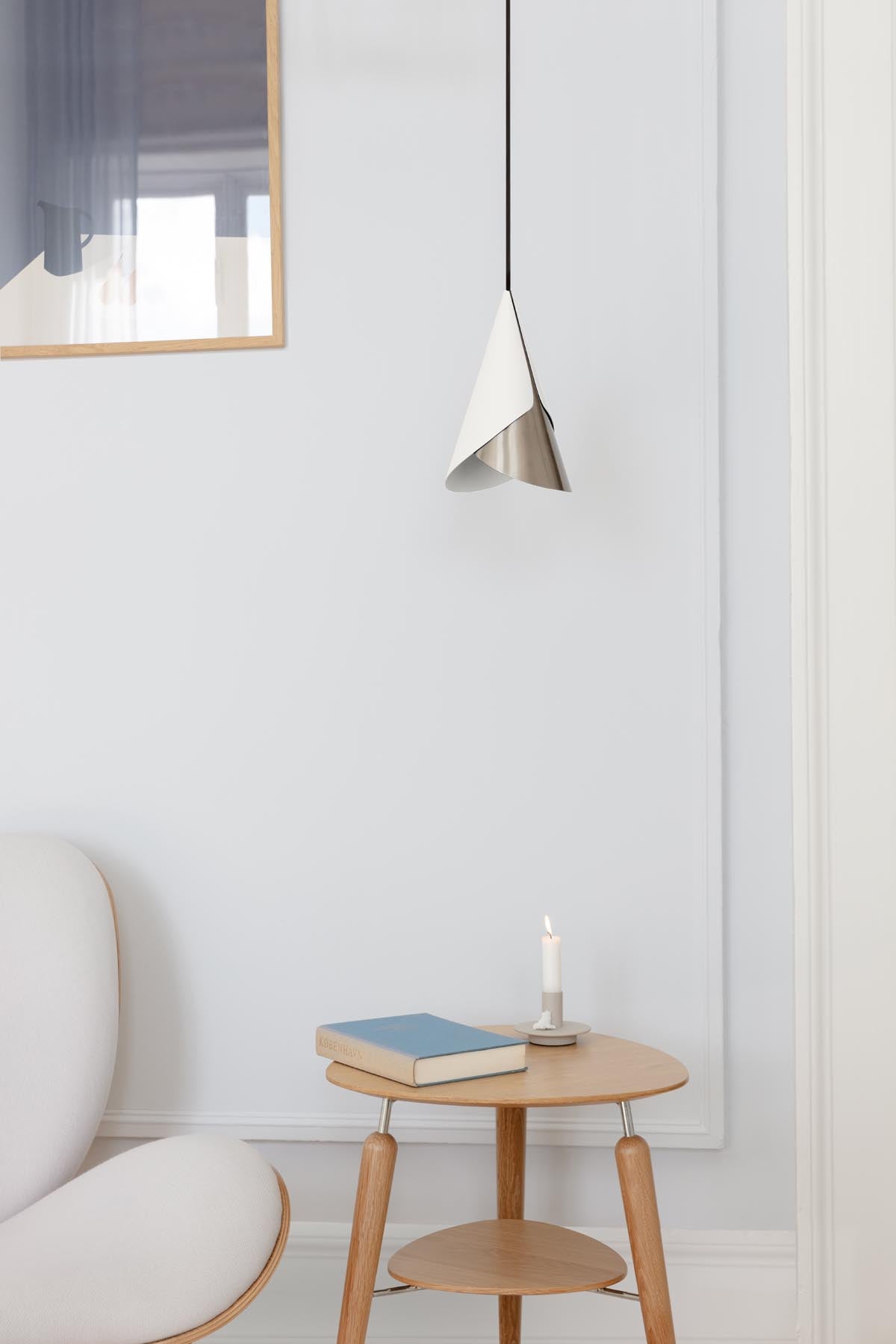 Eleganter Cornet Lampenschirm von Umage in Weiß und Stahl, ideal für stilvolle Beleuchtung und moderne Wohnräume.