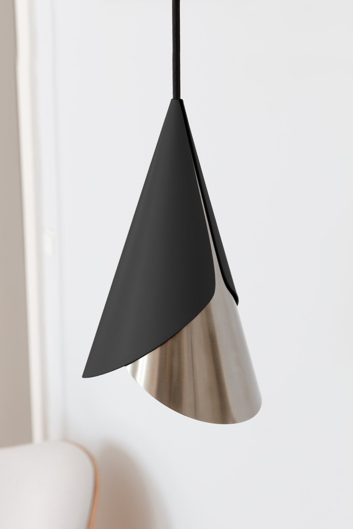 Lampenschirm Cornet von Umage aus Aluminium mit zwei gegeneinander drehbaren Kegeln