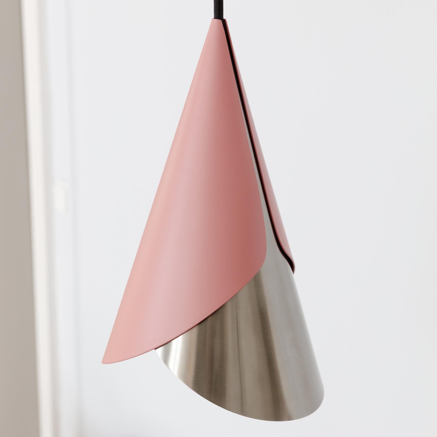 Eleganter Cornet Lampenschirm in sanftem Rosé, ideal für eine harmonische Raumgestaltung und stimmungsvolle Lichtakzente.