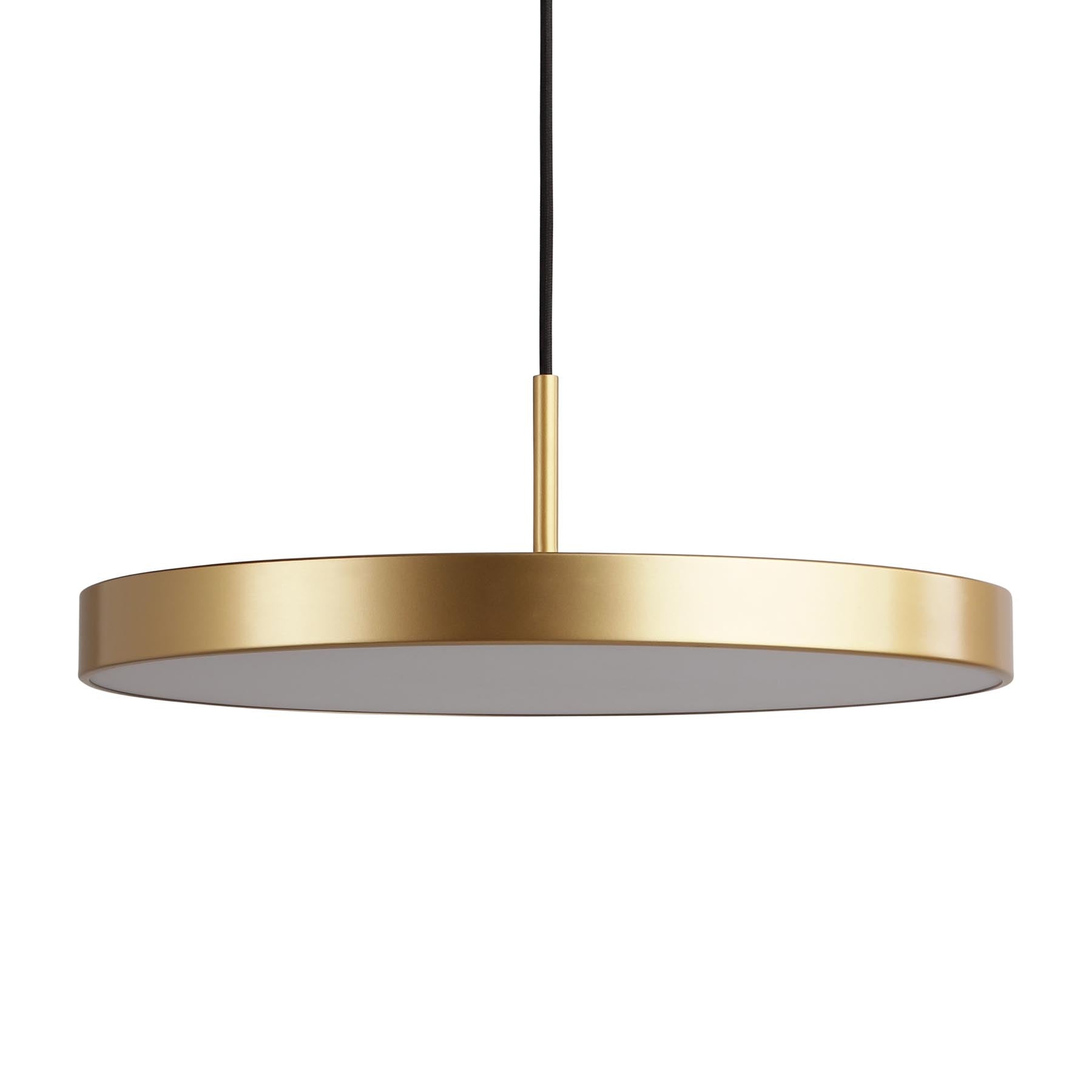 Asteria Plus Medium Pendellampe in Brass präsentiert im Onlineshop von KAQTU Design AG. Pendelleuchte ist von Umage