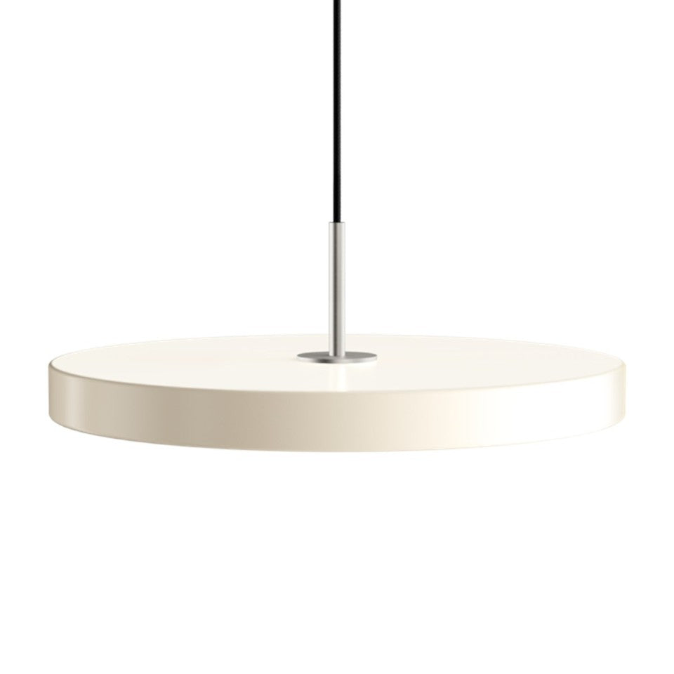 Elegante Asteria Plus Medium Pendellampe von Umage, aus hochwertigem Messing, ideal für moderne Wohnräume und stimmungsvolle Beleuchtung.