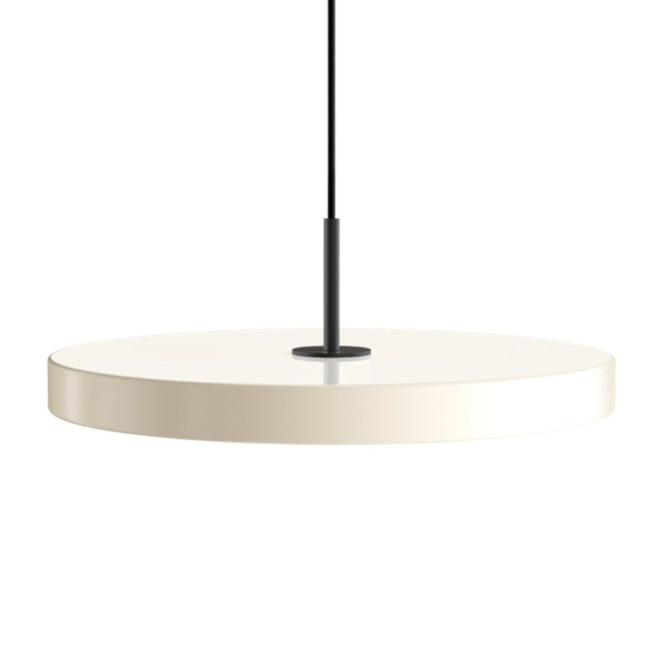 Asteria Plus Medium Pendellampe in Pearl White präsentiert im Onlineshop von KAQTU Design AG. Pendelleuchte ist von Umage