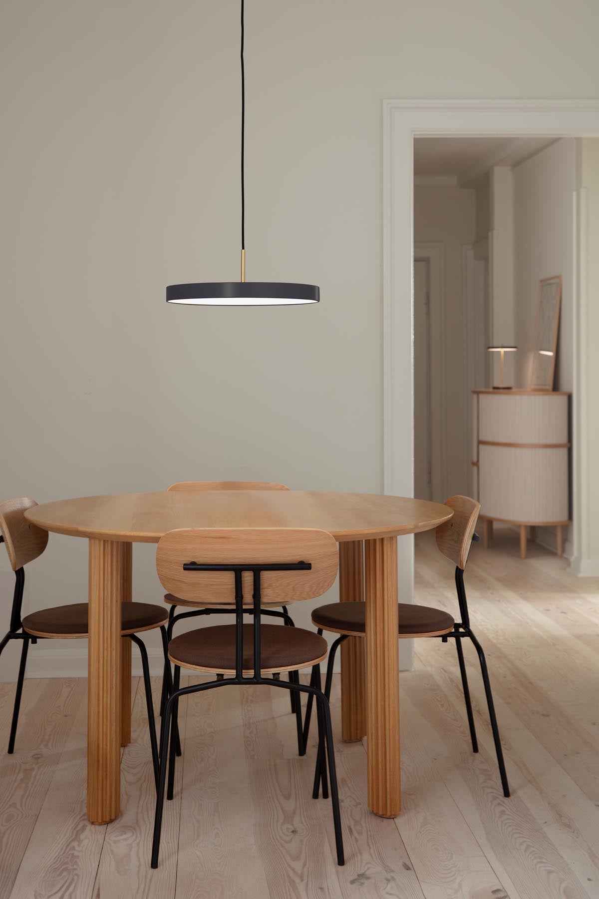 Asteria Plus Medium Pendellampe in Anthracite Grey präsentiert im Onlineshop von KAQTU Design AG. Pendelleuchte ist von Umage