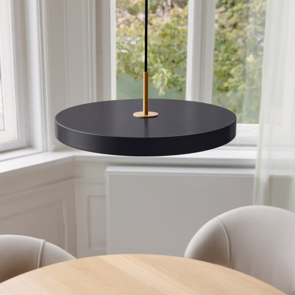 Elegante Asteria Plus Medium Pendellampe in strahlendem Saffron Yellow, ideal für kreative Lichtgestaltung und moderne Wohnräume.