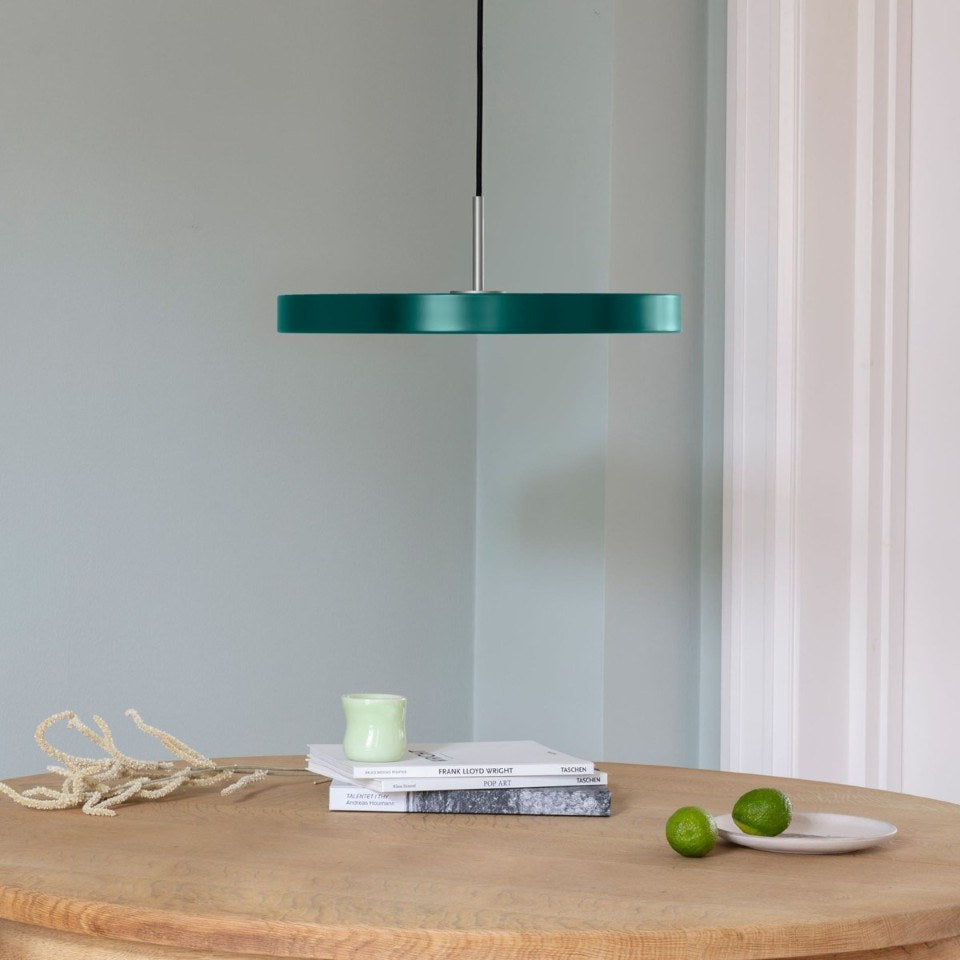 Asteria Plus Medium Pendellampe in Forest Green präsentiert im Onlineshop von KAQTU Design AG. Pendelleuchte ist von Umage