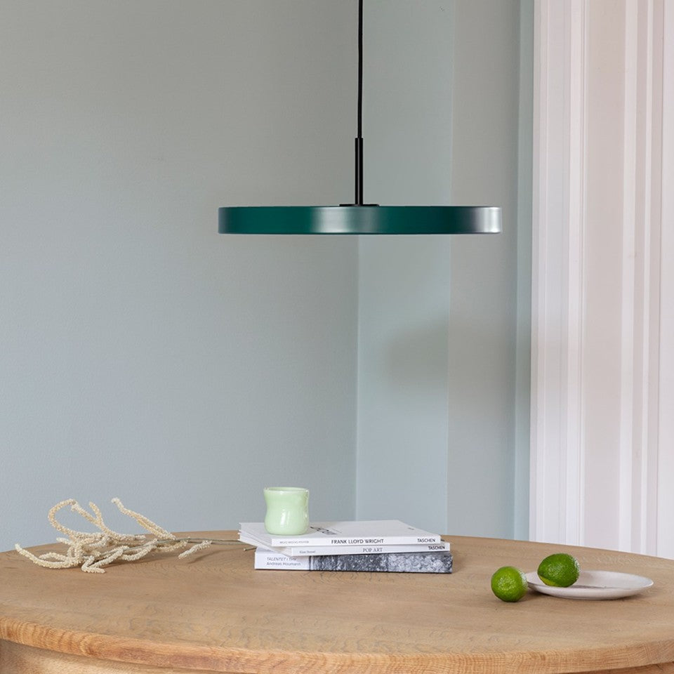 Stilvolle Asteria Plus Medium Pendellampe von Umage, gefertigt aus edlem Messing, perfekt für zeitgemäße Wohnräume und gemütliche Lichtakzente.