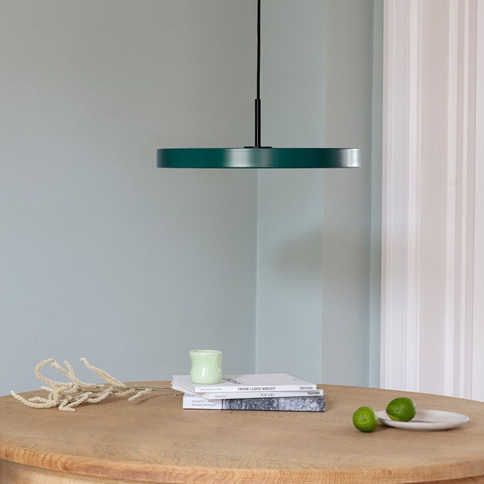 Asteria Plus Medium Pendellampe in Forest Green präsentiert im Onlineshop von KAQTU Design AG. Pendelleuchte ist von Umage
