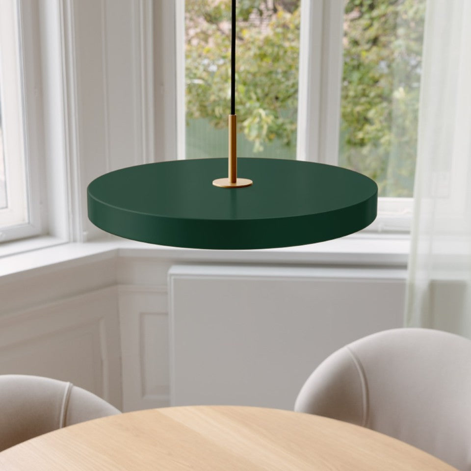 Elegante Asteria Plus Medium Pendellampe von Umage in hochwertigem Messing, ideal für stilvolle Beleuchtung in jedem Raum.