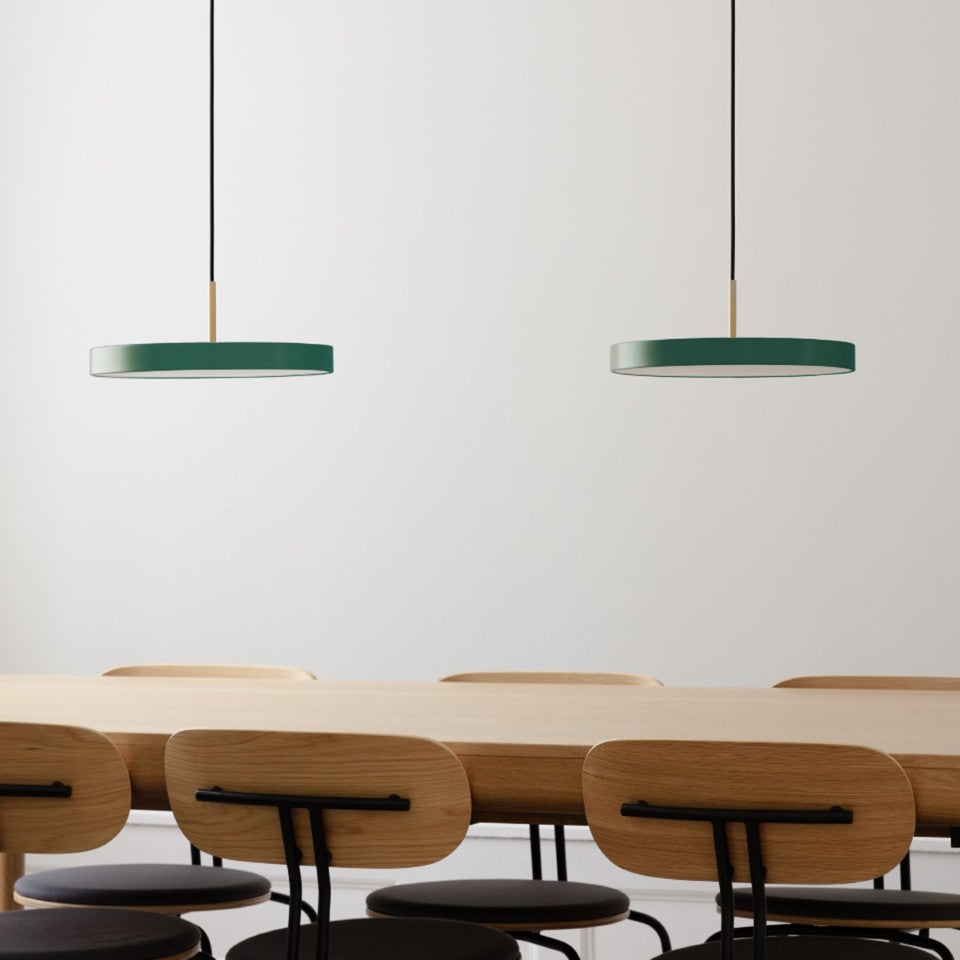 Asteria Plus Medium Pendellampe in Forest Green präsentiert im Onlineshop von KAQTU Design AG. Pendelleuchte ist von Umage