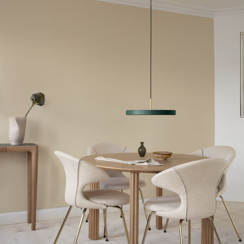 Asteria Plus Medium Pendellampe in Forest Green präsentiert im Onlineshop von KAQTU Design AG. Pendelleuchte ist von Umage