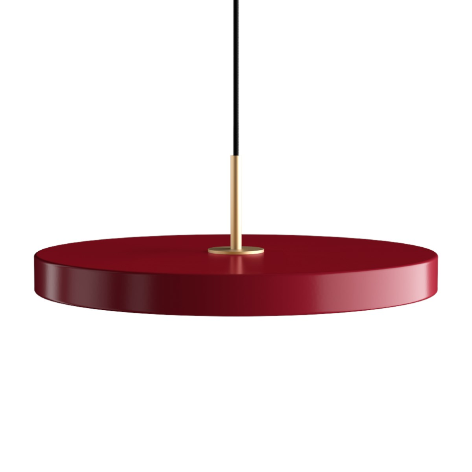 Elegante Asteria Plus Medium Pendellampe von Umage, aus hochwertigem Messing, ideal für modernes Wohndesign und stimmungsvolle Beleuchtung.