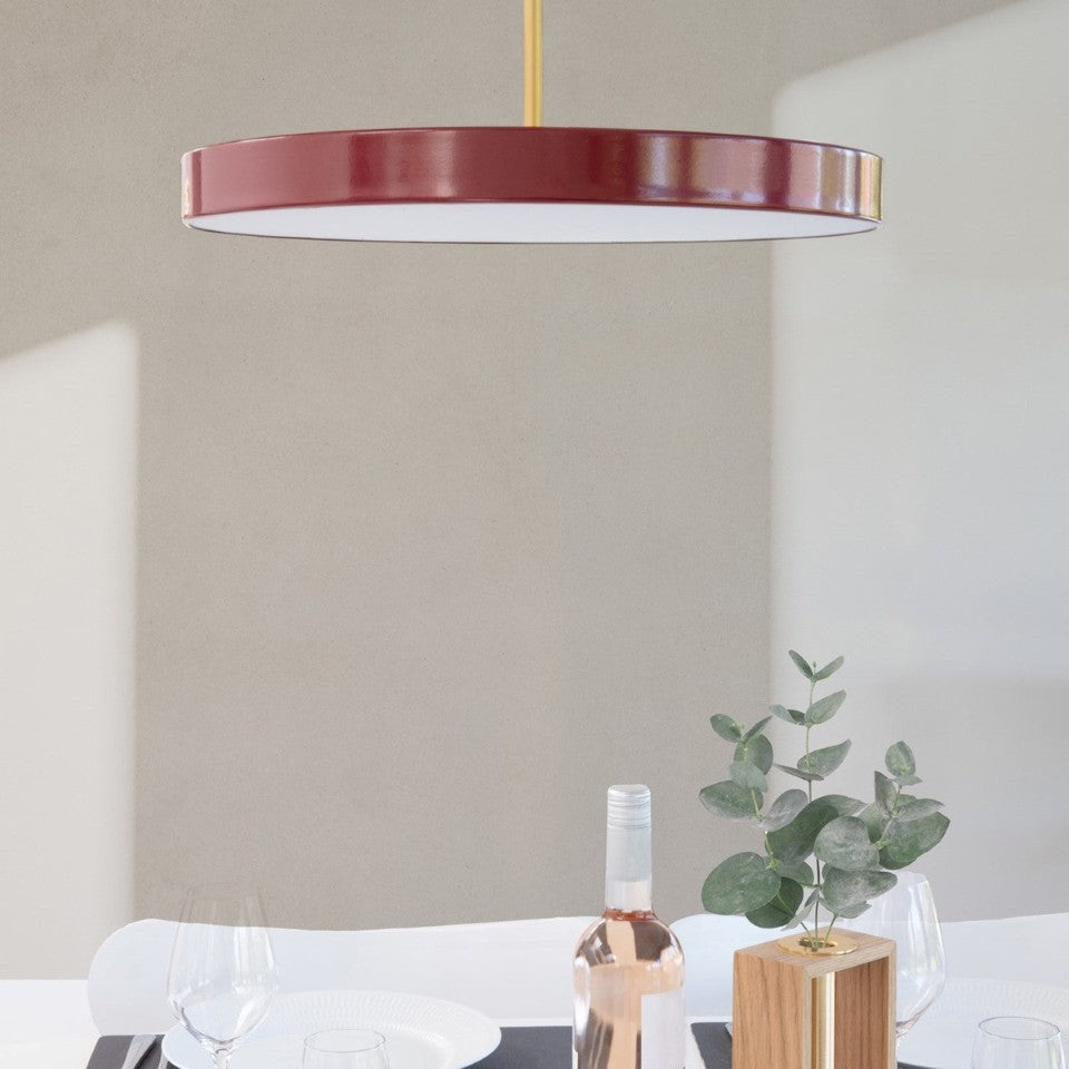 Asteria Plus Medium Pendellampe in Ruby Red präsentiert im Onlineshop von KAQTU Design AG. Pendelleuchte ist von Umage