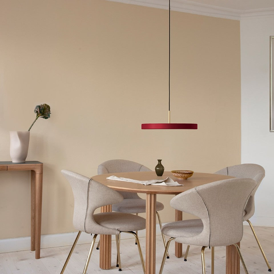 Elegante Asteria Plus Medium Pendellampe von Umage, aus hochwertigem Messing, ideal für modernes Wohndesign und stimmungsvolle Beleuchtung.