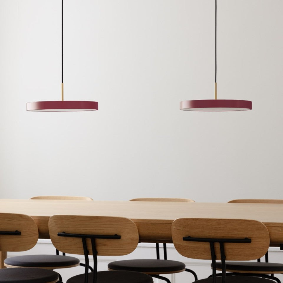 Stilvolle Asteria Plus Medium Pendellampe von Umage, gefertigt aus edlem Messing, perfekt für zeitgemäße Innenräume und gemütliche Lichtakzente.