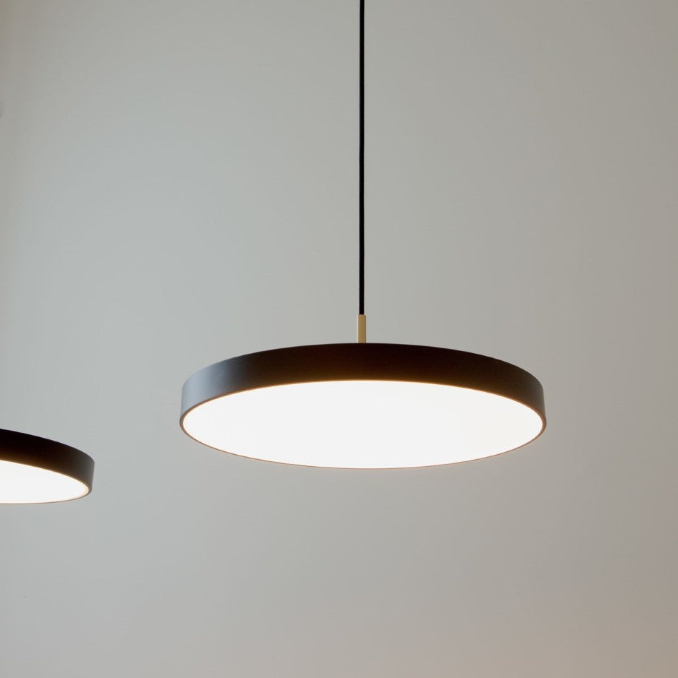 Asteria Plus Medium Pendellampe in Black präsentiert im Onlineshop von KAQTU Design AG. Pendelleuchte ist von Umage