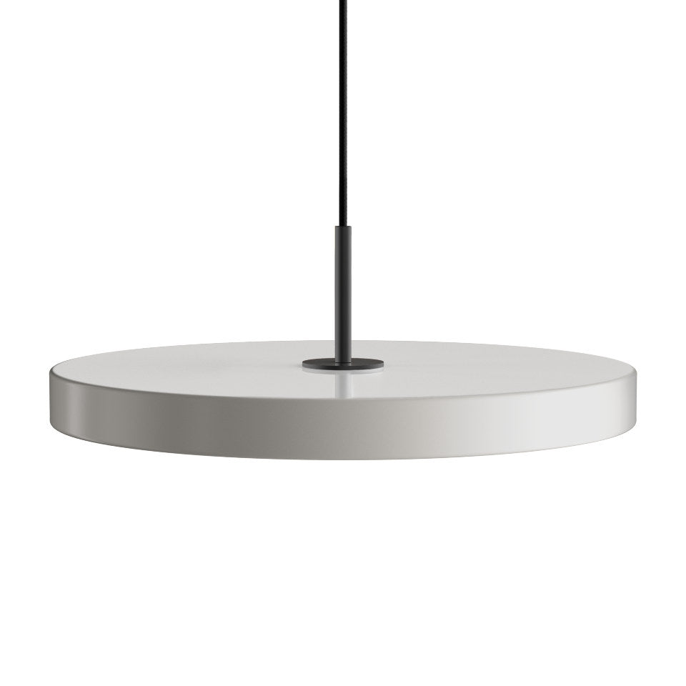 Asteria Plus Medium Pendellampe in Nuance Mist präsentiert im Onlineshop von KAQTU Design AG. Pendelleuchte ist von Umage