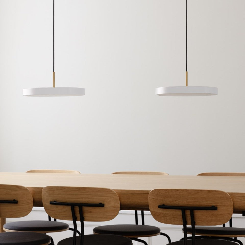 Elegante Asteria Plus Medium Pendellampe von Umage, aus hochwertigem Messing, ideal für moderne Wohnräume und stimmungsvolle Beleuchtung.