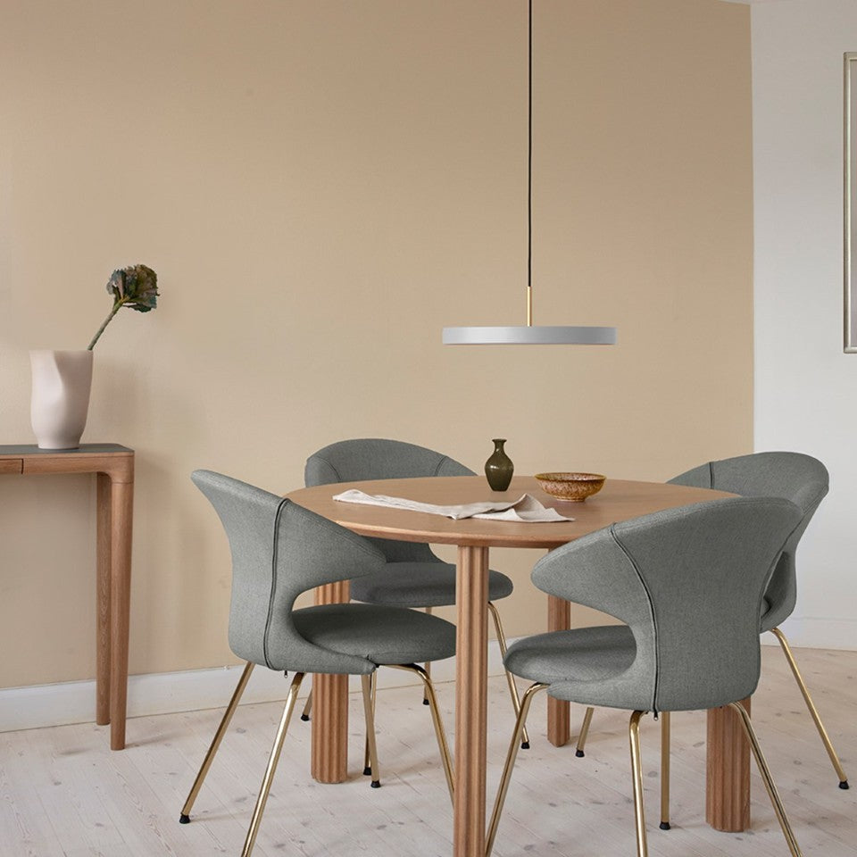 Asteria Plus Medium Pendellampe in Nuance Mist präsentiert im Onlineshop von KAQTU Design AG. Pendelleuchte ist von Umage