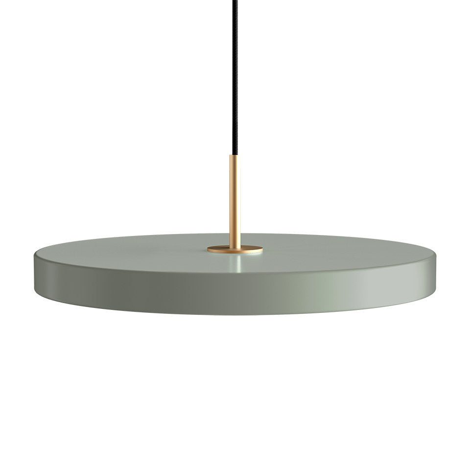 Asteria Plus Medium Pendellampe in Nuance Olive präsentiert im Onlineshop von KAQTU Design AG. Pendelleuchte ist von Umage