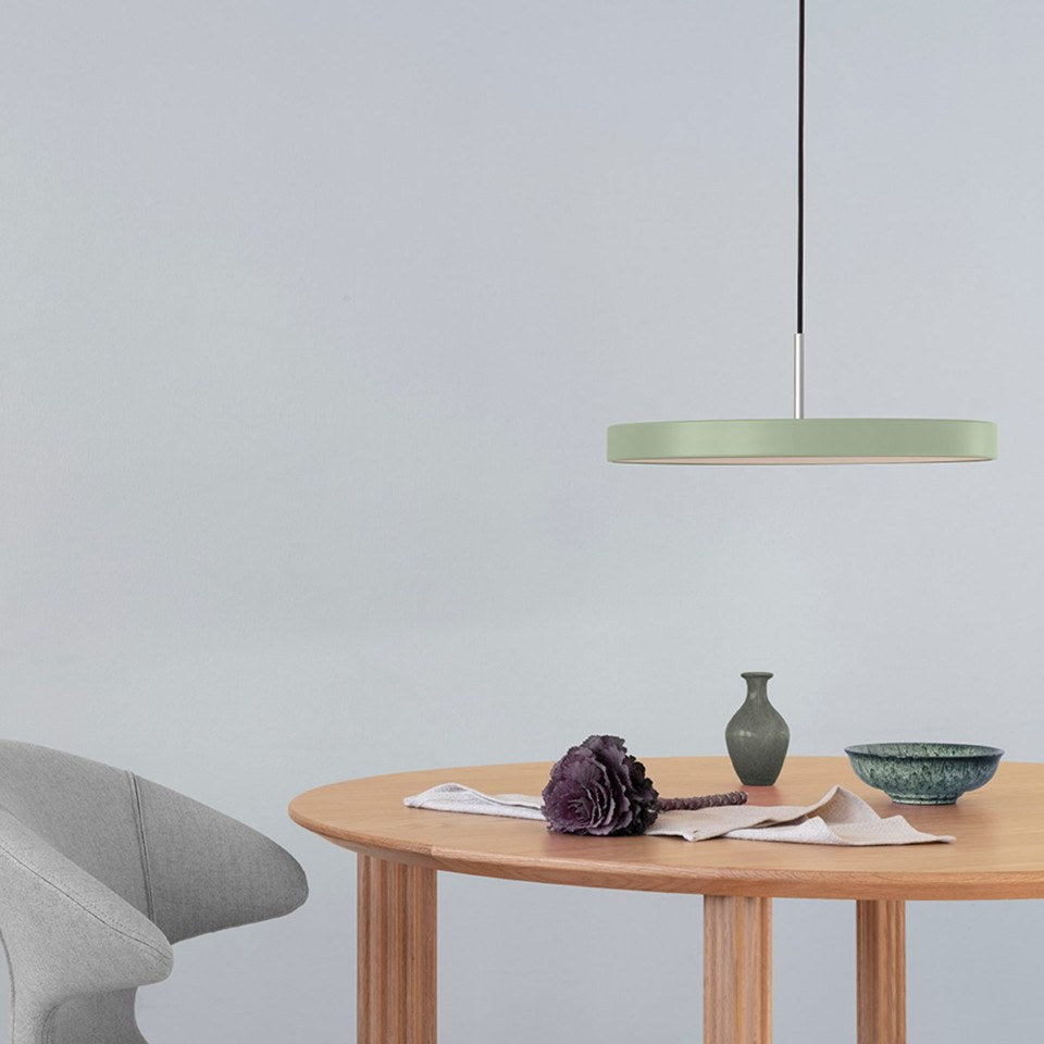 Asteria Plus Medium Pendellampe in Nuance Olive präsentiert im Onlineshop von KAQTU Design AG. Pendelleuchte ist von Umage