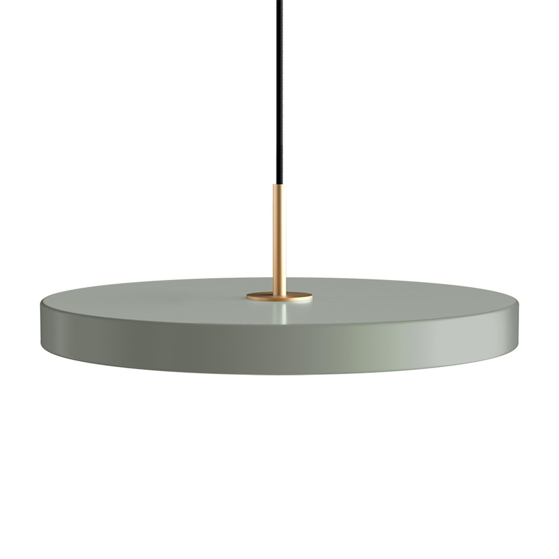 Stilvolle Asteria Plus Medium Pendellampe von Umage, gefertigt aus edlem Messing, perfekt für zeitgemäße Innenräume und gemütliche Lichtakzente.