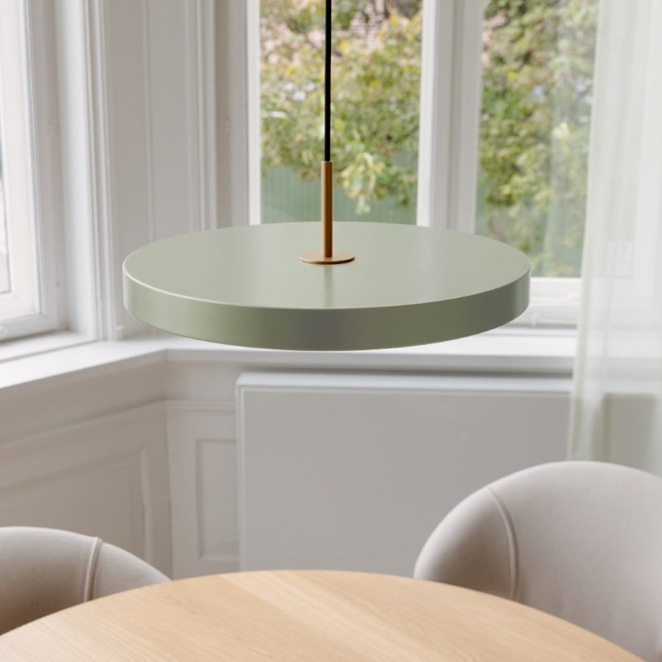 Elegante Asteria Plus Medium Pendellampe von Umage, aus hochwertigem Messing, ideal für moderne Wohnräume und stimmungsvolle Beleuchtung.