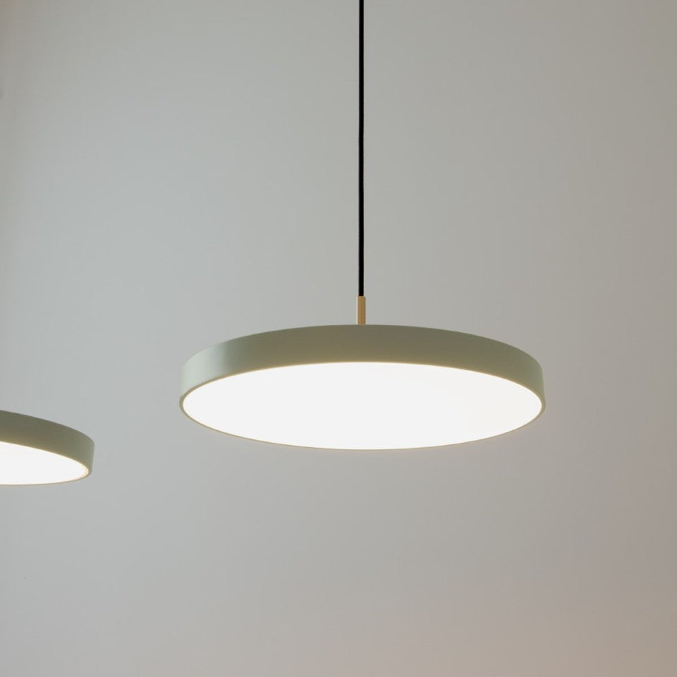Asteria Plus Medium Pendellampe in Nuance Olive präsentiert im Onlineshop von KAQTU Design AG. Pendelleuchte ist von Umage
