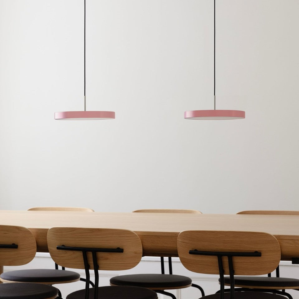 Elegante Asteria Plus Medium Pendellampe von Umage, aus hochwertigem Messing, ideal für modernes Wohndesign und stimmungsvolle Beleuchtung.