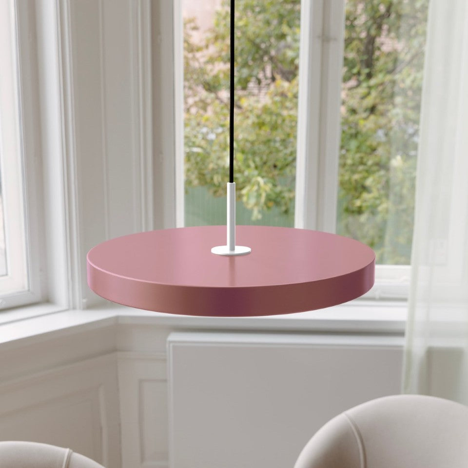 Asteria Plus Medium Pendellampe in Nuance Rose präsentiert im Onlineshop von KAQTU Design AG. Pendelleuchte ist von Umage