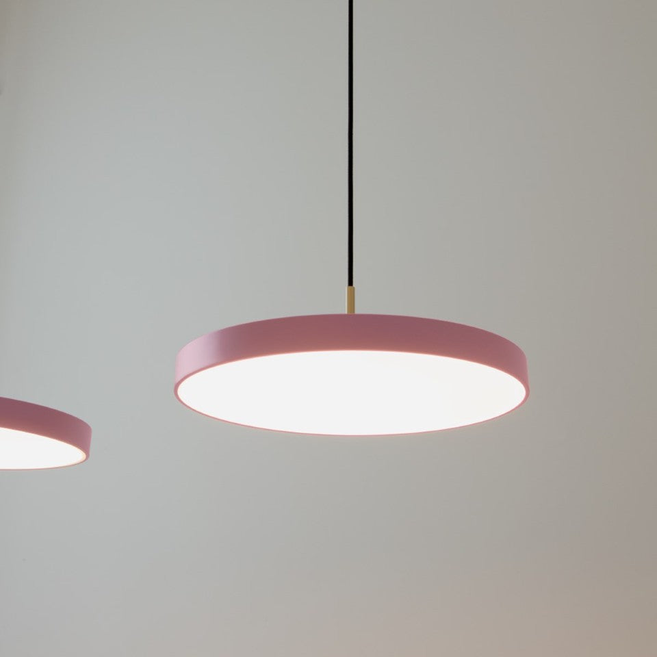 Elegante Asteria Plus Medium Pendellampe von Umage, aus hochwertigem Messing, ideal für moderne Wohnräume und stimmungsvolle Beleuchtung.