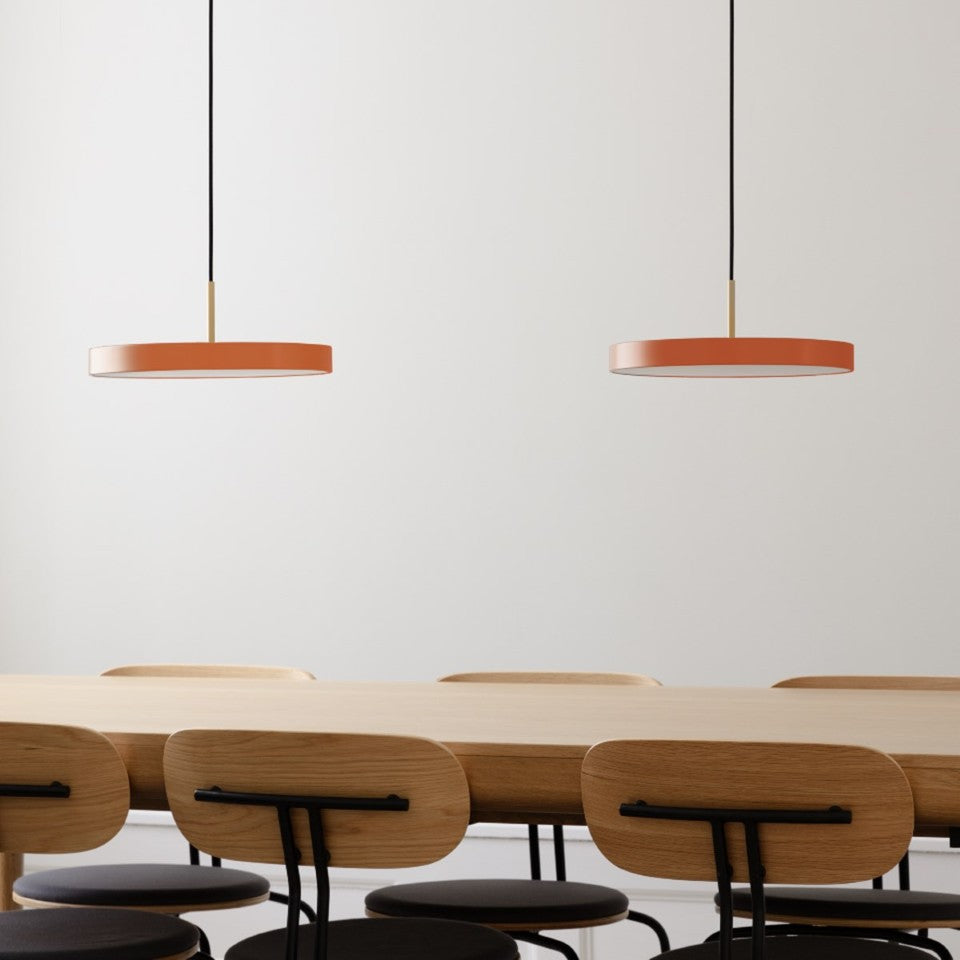 Stilvolle Pendellampe Asteria Plus Medium von Umage, gefertigt aus edlem Messing, perfekt für zeitgemäße Innenräume und gemütliche Atmosphäre.